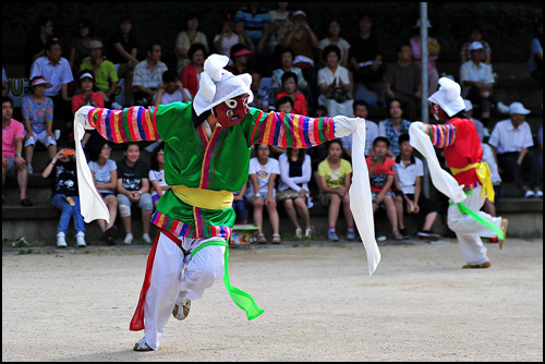 인천 수봉민속놀이마당에서 탈춤꾼들이 관객에게 은율탈춤을 보여주고 있다. 