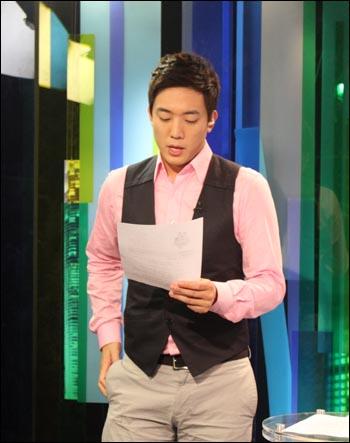  2007년 SBS 공채 15기 아나운서로 입사한 김환은 현재 <진짜 한국의 맛><생방송 투데이><한밤의 TV연예><베이스볼S> 등에서 진행자와 리포터로 출연하고 있다. 

