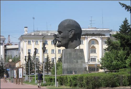 시청 광장에 있는 레닌 두상.