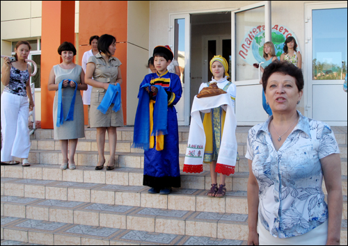   나리샤 원장(오른쪽)과 브리야트 몽골족 소년, 러시아 소녀가 빵과 소금, 우유를 들고 환영했다. 그리고 파란 천을 목에 걸어줬다.