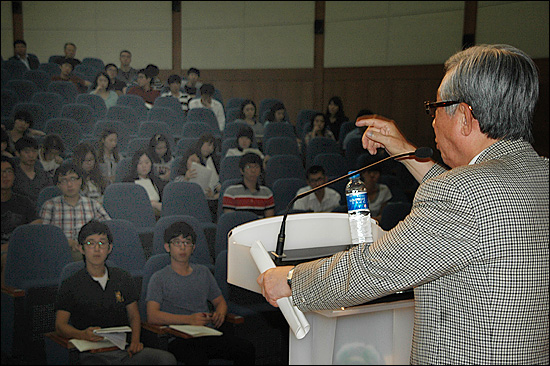  한완상 전 교육부총리는 5일 오후 경상대학교에서 "한국 고등교육의 미래"를 주제로 강연했다.