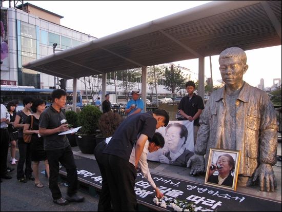 5일 오후 '어머니의 길 걷기' 행사에서 시민들이 전태일 열사 동상 앞에 놓여있는 고 이소선씨의 영정에 헌화를 하고있다.  
