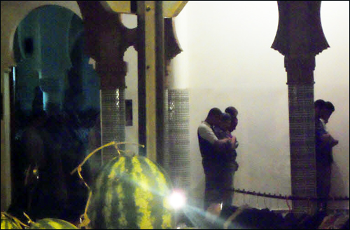 저녁예배 풍경. 사람이 많은 경우에 모스크 밖에서도 예배를 하기도 한다. 