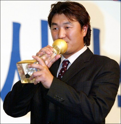 2005년 정규리그 MVP 그는 한국프로야구사에서 하위권 팀이 배출한 유일한 정규리그 MVP다.