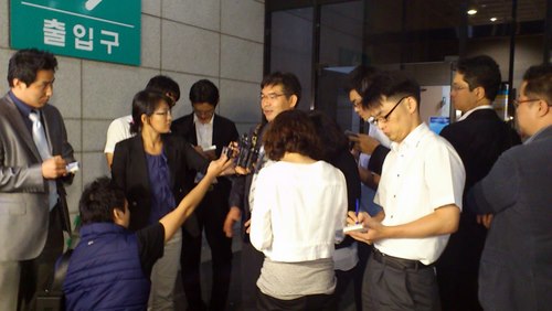 6일 새벽, 김칠준 변호사가 기자들의 질문에 답하고 있다.
