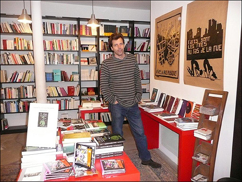 파리 5구에 위치한 엘 살롱 델 리브로(EL Salon Del Libro, 도서전시회란 뜻의 스페인어)의 서점상 알렉상드르.