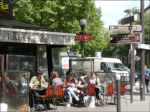 카페에 앉아 여유 있게 책을 읽고 있는 프랑스인들.
