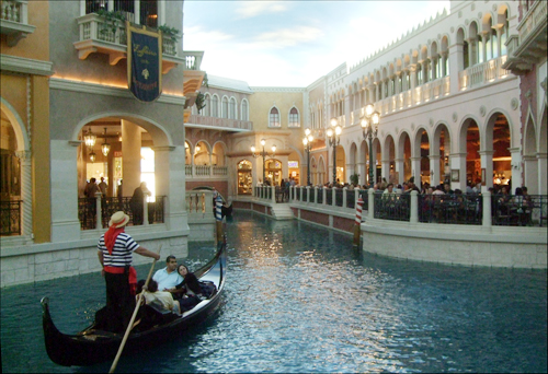  라스베이거스 베네치안호텔(The Venetian) 내부. 이탈리아 베네치아(베니스)를 본떠 곤돌라가 다니는 운하를 호텔 안에 만들었다. 그리고 하얀 구름이 떠가는 하늘 또한 진짜처럼 느껴져 그저 신기할 따름이었다. 