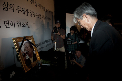 박창수 열사의 아버지께서 故 이소선 어머니의 영정앞에 헌화하고 있다
