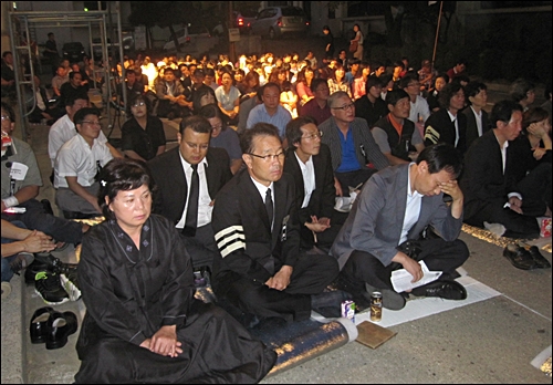 6일 오후 이소선 어머니 추모의 밤에 참석한 참가자들이 고인의 생전 영상을 보고 있다.