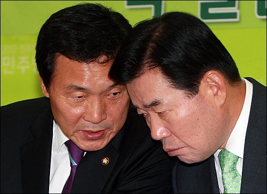 손학규 민주당 대표와 김진표 원내대표가 이야기를 나누고 있다.