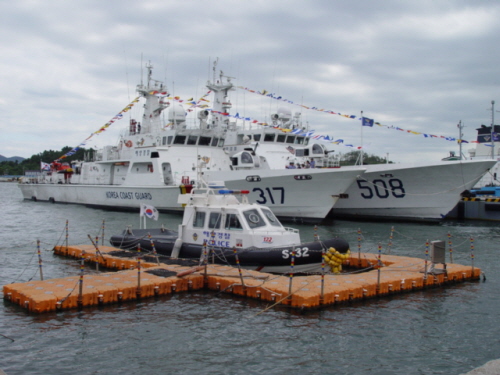 여수해양경찰서 소속 317함과 508함이 함선 공개 행사를 가졌습니다.