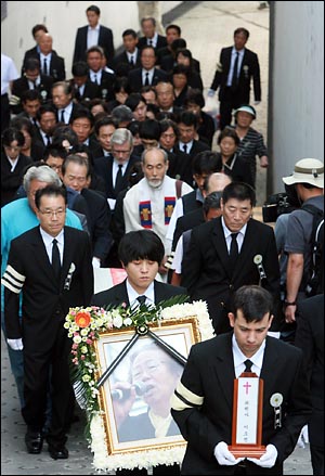 발인예배를 마친 뒤 유가족과 장례위원들이 뒤를 따르는 가운데 고인의 운구행렬이 서울대병원 장례식장을 나오고 있다.