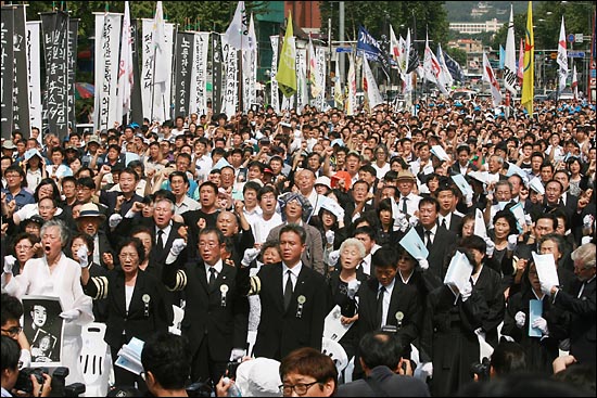 '노동자의 어머니 이소선 민주사회장'이 엄수된 7일 낮 서울 대학로 영결식장에서 유족과 장례위원, 노동자 등 참석자들이 '임을 위한 행진곡'을 합창하고 있다.