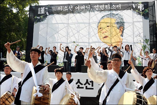 '노동자의 어머니 이소선 민주사회장' 영결식이 열린 7일 낮 서울 대학로에서 합창단과 노동자 풍물패가 민중가요 '어머니'를 부르고 있다.