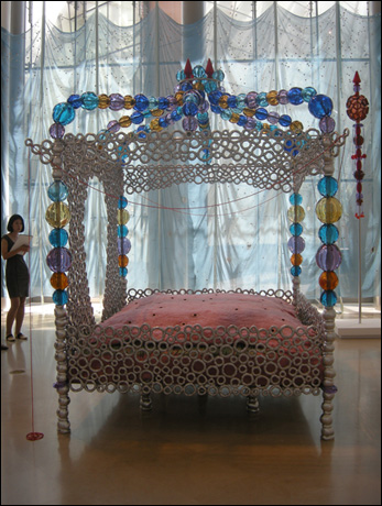  '나의 침대(My Bed)' 290×240×190cm Murano glass, steel, aluminum, soft-furnishings felt 2002 Collection Francois Odermatt ⓒ Galerie Perrotin 
