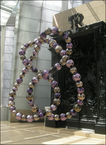  '라캉의 매듭(Lacan's Knot)' 150×135×50cm mirror, glass. metal 2009 ⓒ Galerie Perrotin 
