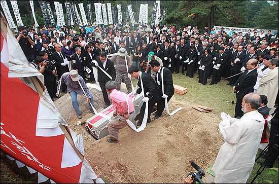 고 전태일 열사의 어머니 고 이소선 여사 운구가 7일 오후 경기도 마석 모란공원에서 유가족과 조문객들이 지켜보는 가운데 안장되고 있다.