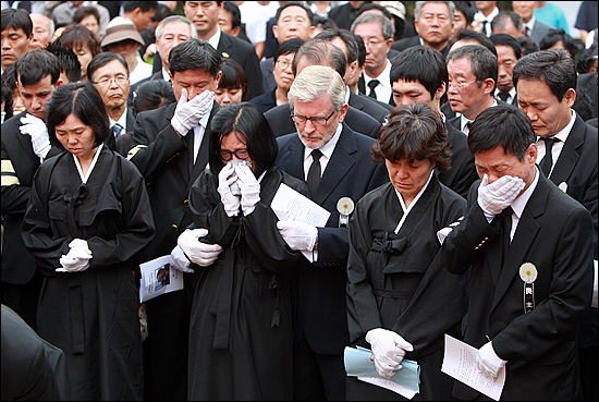 7일 오후 경기도 마석 모란공원에서 '노동자의 어머니 이소선 민주사회장' 안장식이 거행되고 있는 가운데, 유가족들과 조문객들이 하관을 지켜보며 눈물을 흘리고 있다.