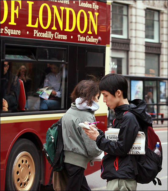 영국의 의료 서비스(NHS) 시스템을 취재하기 위해 6일 런던에 도착한 송주민 <오마이뉴스> 시민기자가 버스를 기다리며 취재노트를 정리하고 있다. 