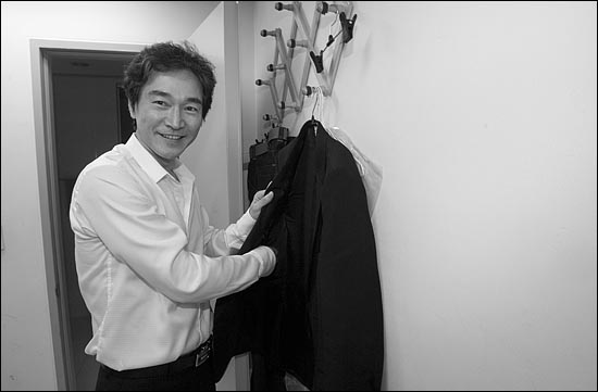  명동예술극장내 분장실겸 배우 대기실에서 오마이스타를 맞은 배우 정보석. 검은수트와 하얀 와이셔츠를 입은 그가 환하게 웃고 있다.