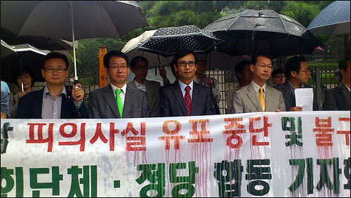이날 오전 검찰청사 앞 시민사회단체 기자회견에 참석한 유시민 대표.
