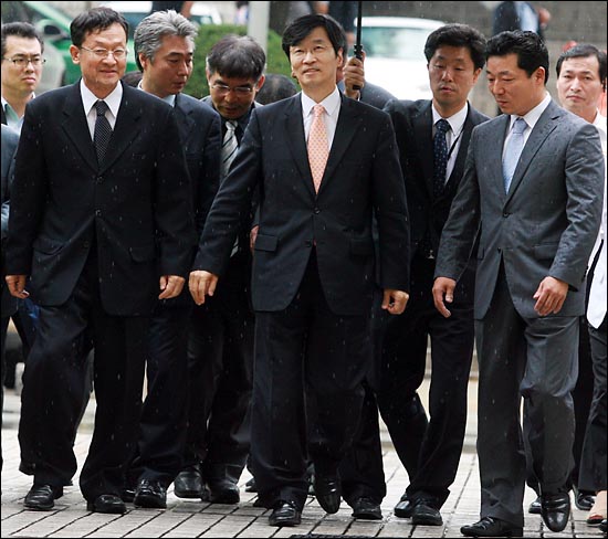 곽노현 서울시교육감이 9일 오후 영장실질심사를 위해 서울중앙지법에 도착하고 있다.