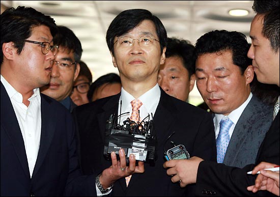 9일 오후 영장실질심사를 위해 서울중앙지법에 도착한 곽노현 서울시교육감이 기자들의 질문에 답변을 하지 않고 있다.