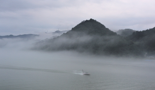 안개가 자욱한 북한강에서 수상스키를 타고 있다