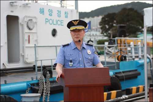  9일 오전 여수시 봉산동 경비함정 부두에서 열린 특진 임용식에서 김두석 여수해양경찰서장이 해경들의 노고를 치하하고 있다.