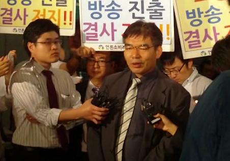 검찰청을 빠져나오는 김칠준 변호사(법무법인 다산)가 브리핑을 하고있다.