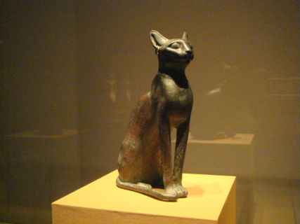    시가켄 시가라기에 있는 미호뮤지엄에서 찍은 고대 이집트 유물 가운데 귀걸이를 한 고양이입니다. 영국 대영박물관에는 두 귀에 귀걸이를 한 고양이 유물도 있습니다.