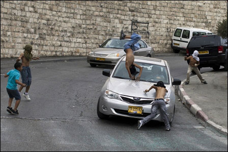 일야 야피모비치 작 '런 다운'. 이스라엘의 승용차가 팔레스타인 소년을 밀어 버리고 있다.
