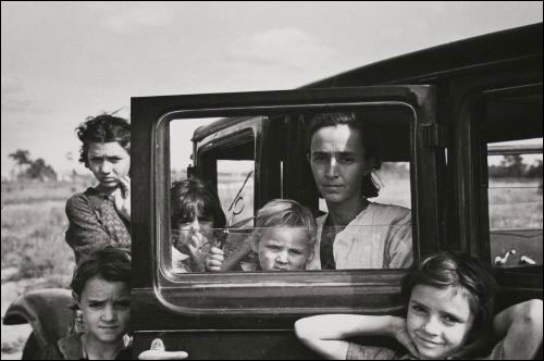 <미국사진 반세기>전에 전시된 아서 로스스타인의 작품 '이민자 가족'