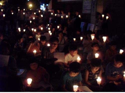 8월 29일부터 31일까지 3일간  제천A초교 앞에서 학생, 학부모들이 담임교사의 부당전보에 항의하며 촛불집회를 열었습니다. 방학중이지만 이 학교 4, 5학년 학생들까지 100여명이 모였습니다.