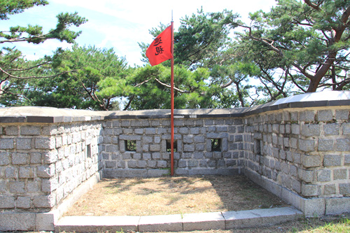 산의 정상부에 용도를 마련하고 그 곳에도 치를 내었다