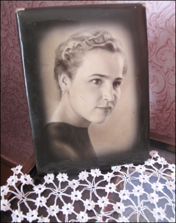   뛰어난 미모의 젊은 날의 할머니는 흑백사진으로 남아있다.