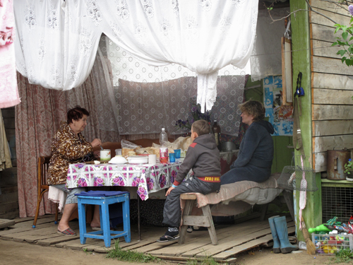  할머니 친척이라는 러시아 사람들이 찾아와 마당 원두막에서 식사를 하고 있다.