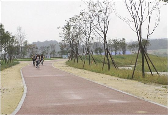 이포보 인근 자전거 도로에서 방문객들이 자전거를 타고 있다.