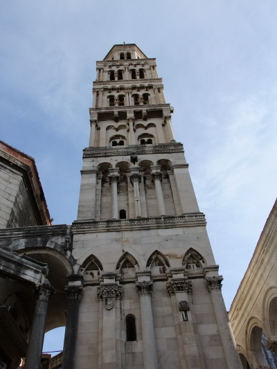 종탑은 로마네스크 양식이나 1층에서 고딕양식을 확인할 수 있다.