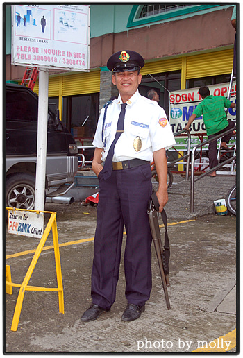 필리핀 가드들은 항상 총기를 소지하고 있습니다. 안전이 최우선이기 때문입니다. 
