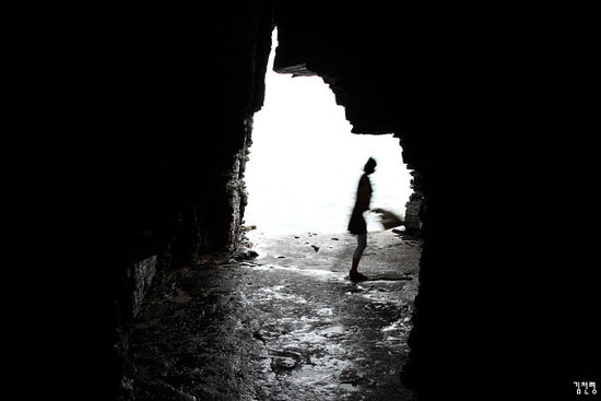 선녀가 베를 짰다는 전설이 있는 상족암 내부의 굴