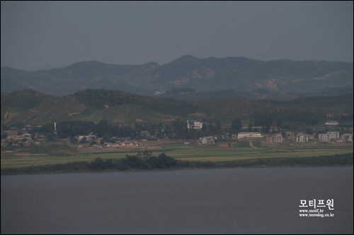 살래길에서 바라본 임진강과 그 너머의 북한 선전마을