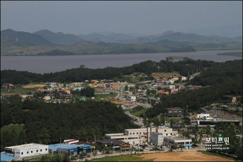살래길에서 바라본 성동사거리와 임진강 그리고 임진강 너머의 북한
