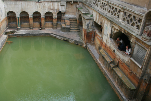 온천수가 가득 담긴 로마의 목욕 유적이다.