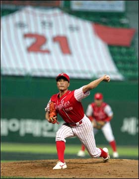 송진우 그는 21번을 달았던 또하나의 전설 박철순과 함께 한국야구사에 '극기'의 상징으로 이름을 남겼다.