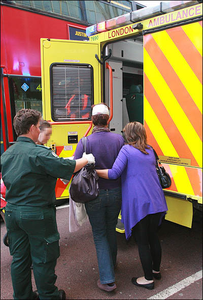 12일 영국 런던 시내에서 불의의 사고로 머리를 다친 긴급 환자가 런던 앰뷸런스 서비스를 받으며 후송되고 있다.
