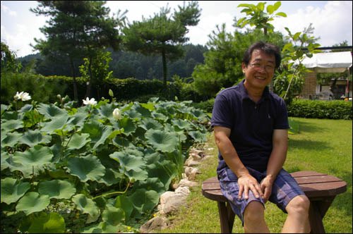 25년 전, 충북 제천에 터를 잡은 이철수 작가는 농사를 지으면서 마음공부를 한다고 했다.