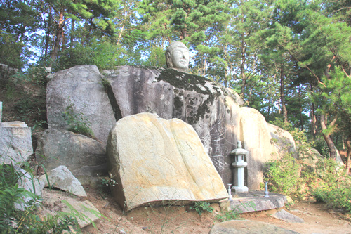 미륵암이라고 부르는 바위 위에는 석불의 두상이 올려져 있다