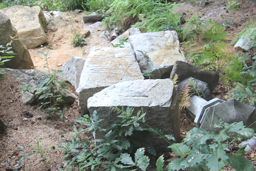 마애불이 새겨져 있던 바위는 열 조각 이상으로 갈라져 여기저기 널려있엇다고 한다